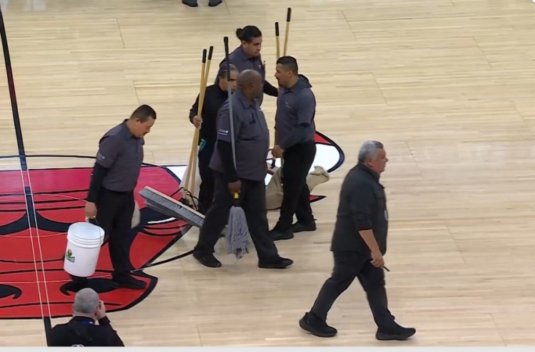 大扫除结束要开打了？公牛现场拖地工作人员收拾工具撤退