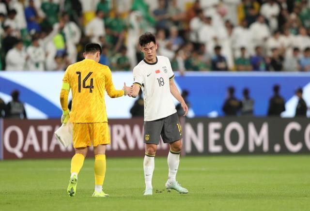 B体育官方首页-【台前幕后】深夜开赛影响国足 意外导致塞鸟无机会