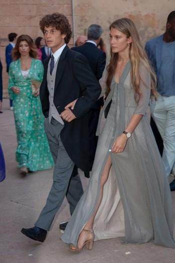 1688718280055071125.jpg B体育赛事资讯-菲戈仨闺女美艳如花 大女儿跟西班牙国王表弟拍拖