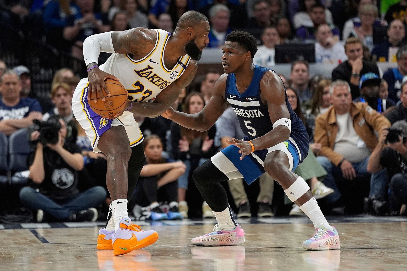 B体育首页-一锅粥!火箭湖人太阳森林狼仅0.5胜场差 西部4-7输1场就进附加赛