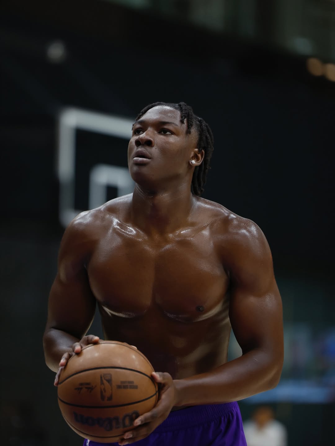 B体育中国官网-让詹姆斯看起来很小只🤣阿杜·蒂耶罗父亲晒照：我和GOAT🐐