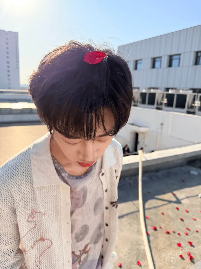 B体育-JDG发布清融拍摄花絮：结束后主动和大家一起捡花瓣清理现场