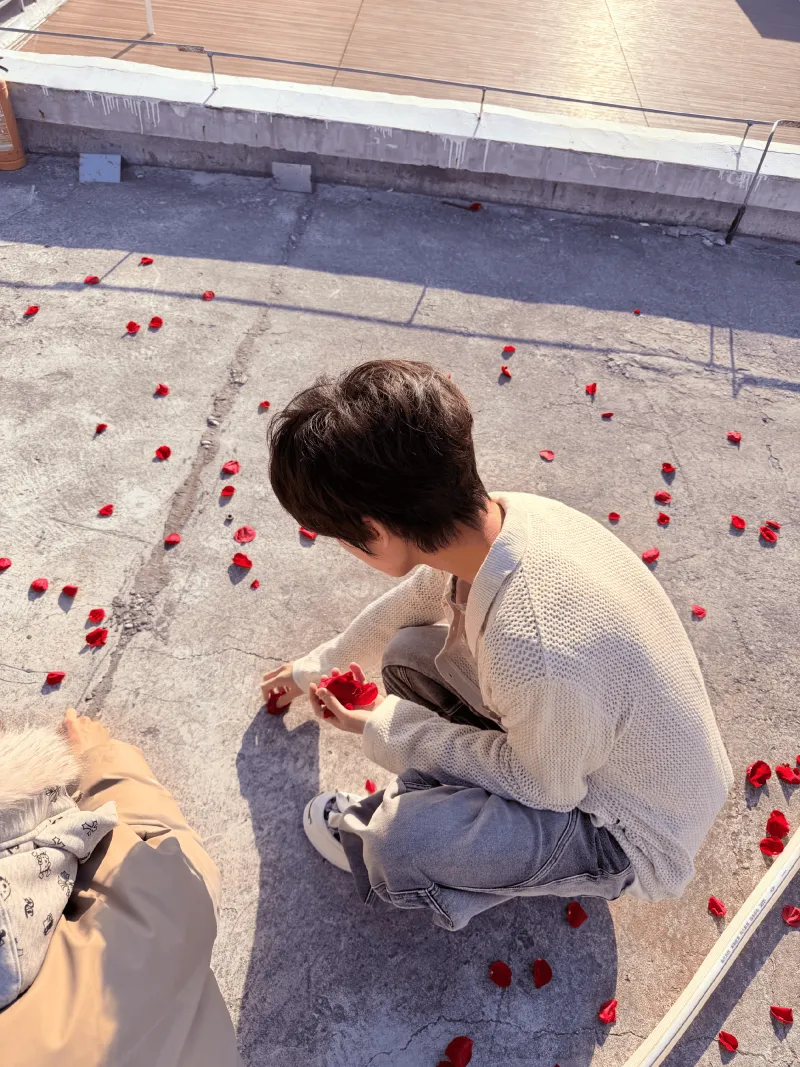 B体育-JDG发布清融拍摄花絮：结束后主动和大家一起捡花瓣清理现场