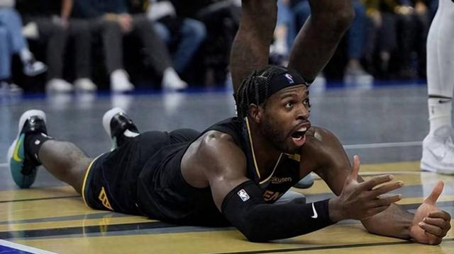 B体育体育报道-“汤神替身”成弃子？拿手好戏实则是双刃剑 老鹰重建不养闲人|希尔德|勇士|克雷·汤普森|三分球|亚特兰大老鹰队_新浪体育_新浪新闻