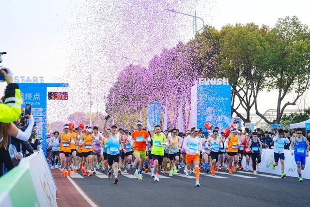 B体育体育报道-五千跑者集结,2026苏州太湖数字半程马拉松开跑