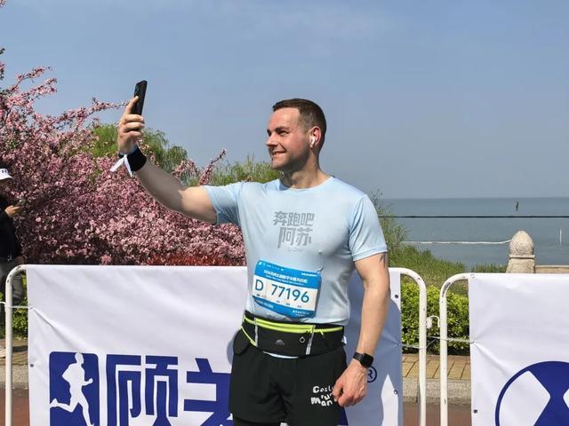 B体育体育报道-五千跑者集结,2026苏州太湖数字半程马拉松开跑