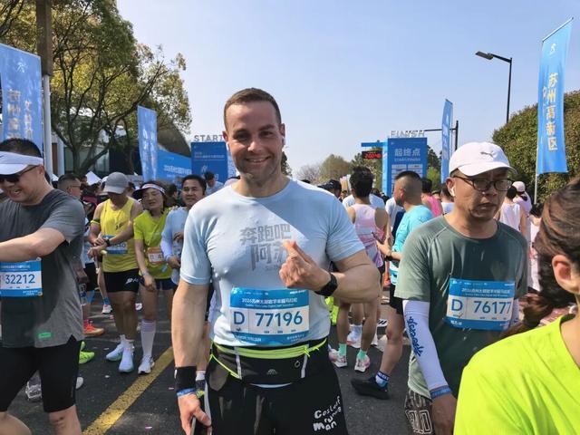 B体育体育报道-五千跑者集结,2026苏州太湖数字半程马拉松开跑