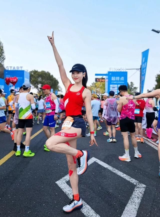 B体育体育报道-五千跑者集结,2026苏州太湖数字半程马拉松开跑
